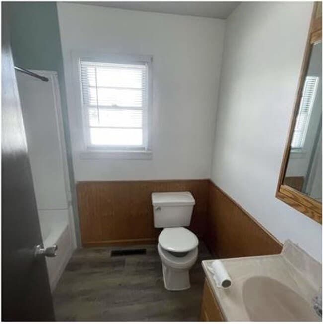 Building Photo - 4 Bed 2 Bath Split Level Home