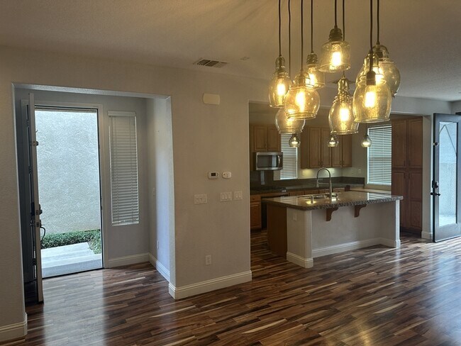 Foto del edificio - 3904 Purple Finch Ln