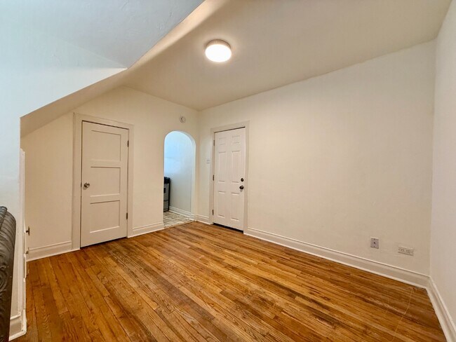 Foto del edificio - Unique Top floor Studio Apartment in Eclectic Capitol Hill House! Available Now!
