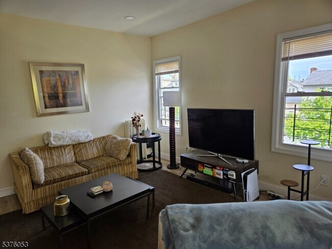 Foto del edificio - 70 Overlook Ave