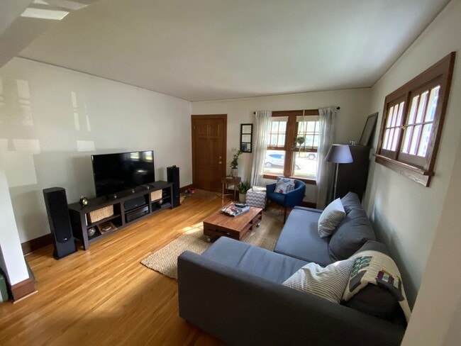 Foto del edificio - 4930-4932 28th Avenue