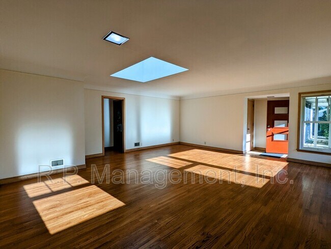 Foto del edificio - 2111 Irving Ave S