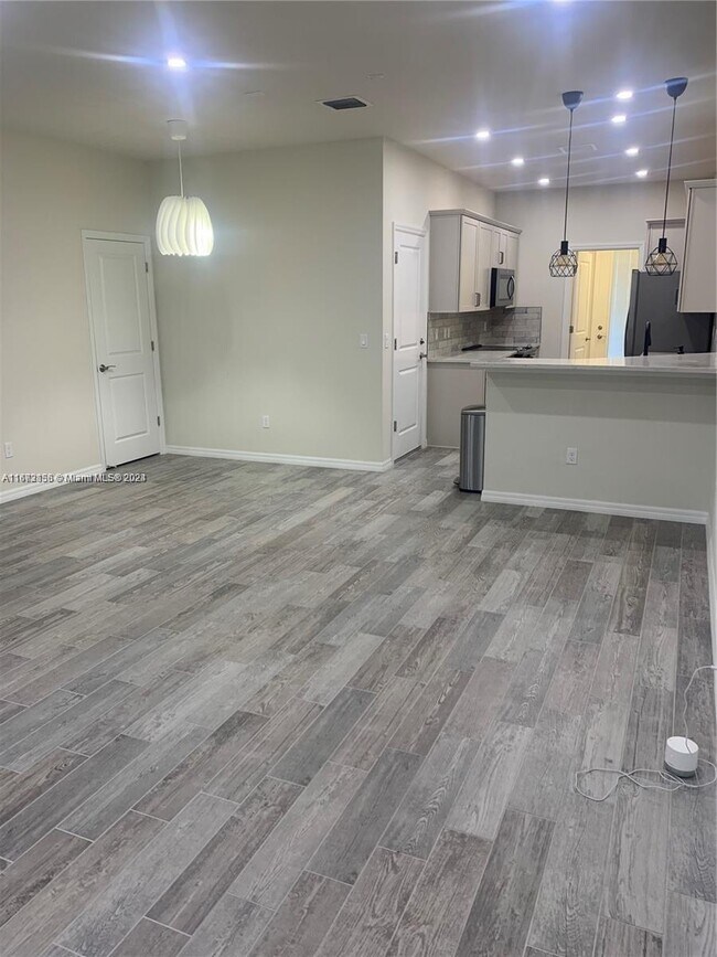 Building Photo - 1030 Eucalyptus Dr