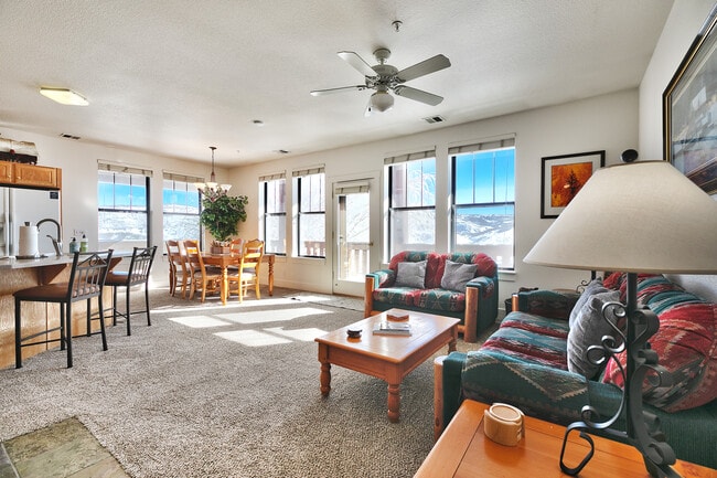 Building Photo - 8371 Meadowview Dr