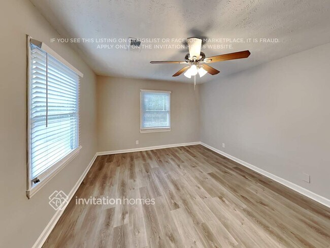 Building Photo - 300 Banberry Dr SE