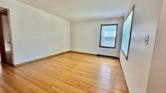 Building Photo - MOVE-IN READY 3-BED, 1-BATH CHARMING CAPE ...