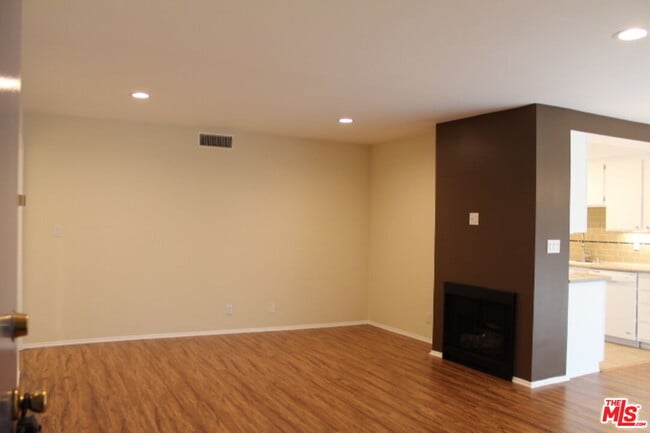 Foto del edificio - 2349 S Bentley Ave