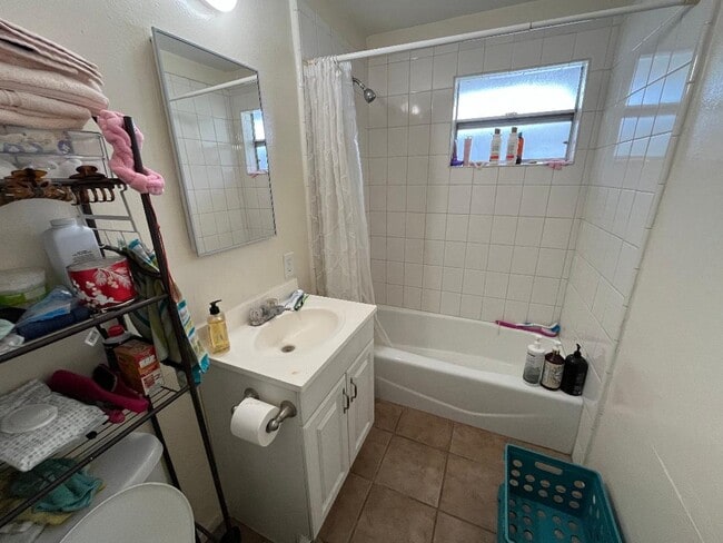 Full Bathroom - 4716 W 159th St