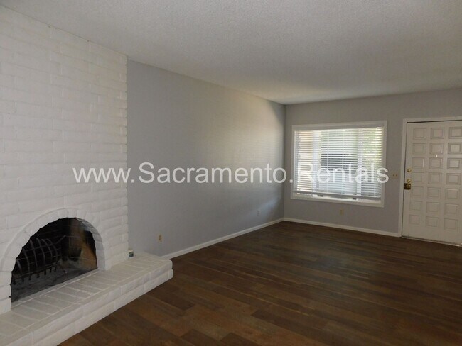 Foto del edificio - Updated 2bd/1ba Foothill Farms Duplex with 1 Car Garage