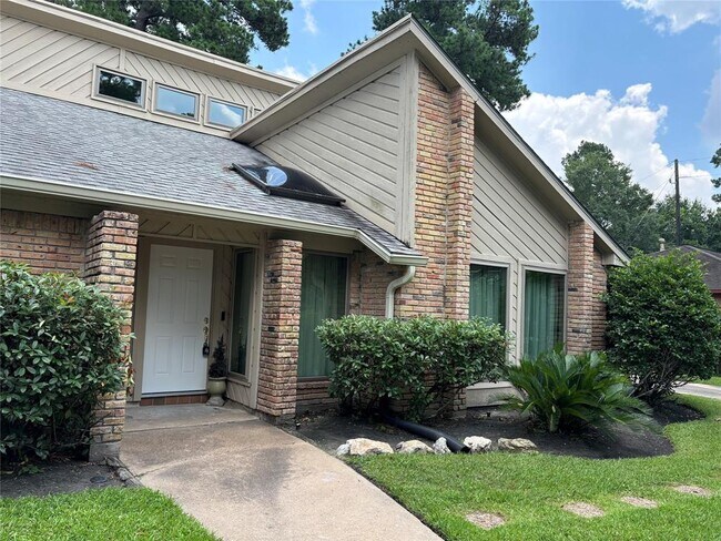 Foto del edificio - 15702 Oxenford Dr