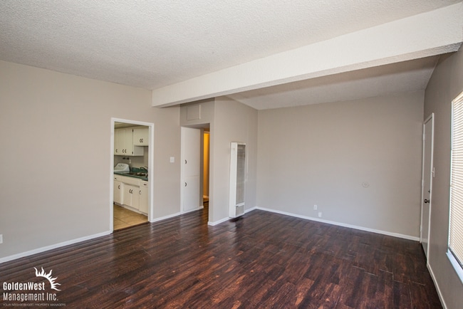 Building Photo - Charming & Spacious 3Bdm 2Ba Home with Private Yard in Las Vegas.