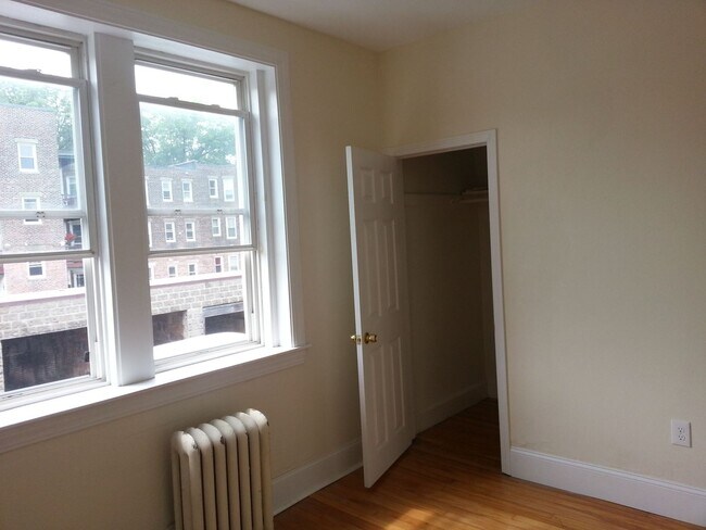 Foto del edificio - 4 Bed / 2 Bath in Brookline | Heat & Hot Water Included | 9/1