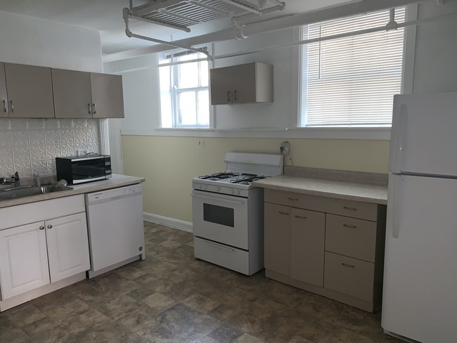 Building Photo - 559 W Fullerton Pkwy