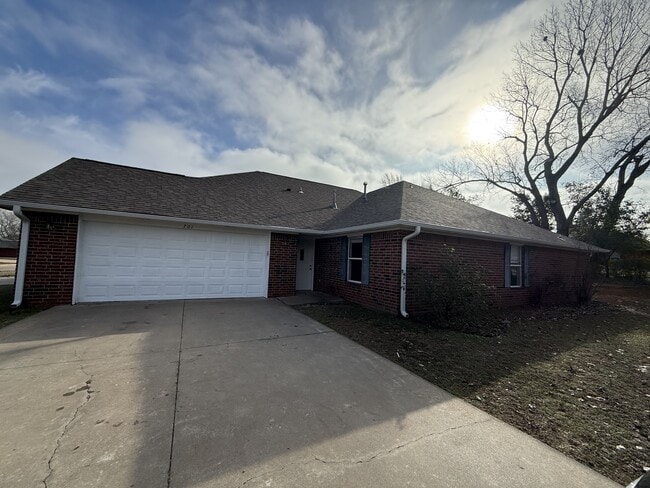 Photo - 701 S Stoneybrook St House