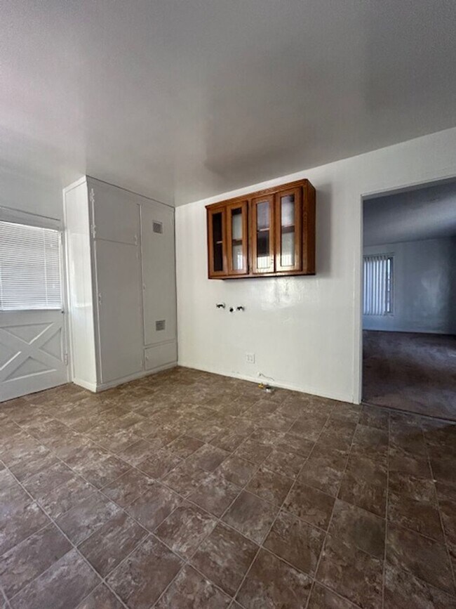 Building Photo - 1702