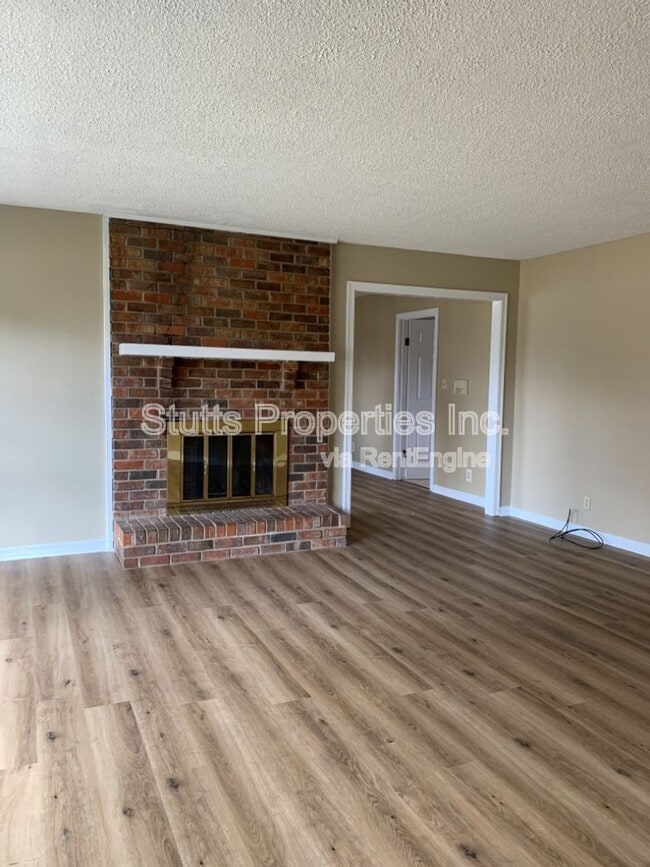 Building Photo - 2224 Bower Dr