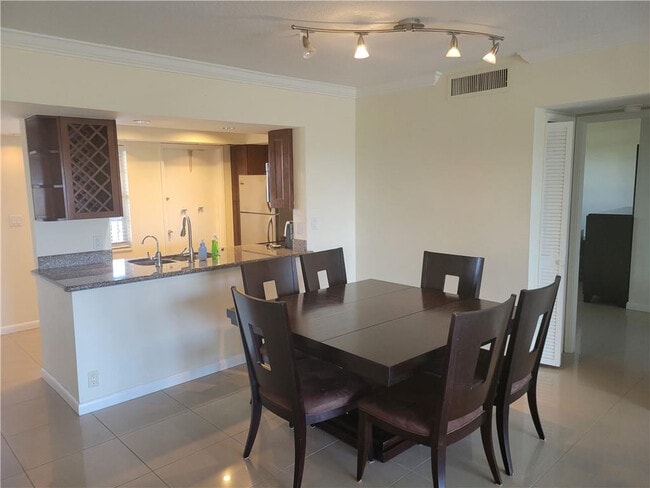 Foto del edificio - 3050 N Palm Aire Dr