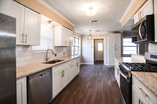 Foto del edificio - 502 Rosewood Dr