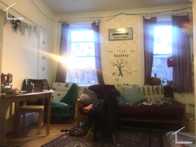 Foto del edificio - Great location in Brookline for BU... 2 bed 1 bath!!