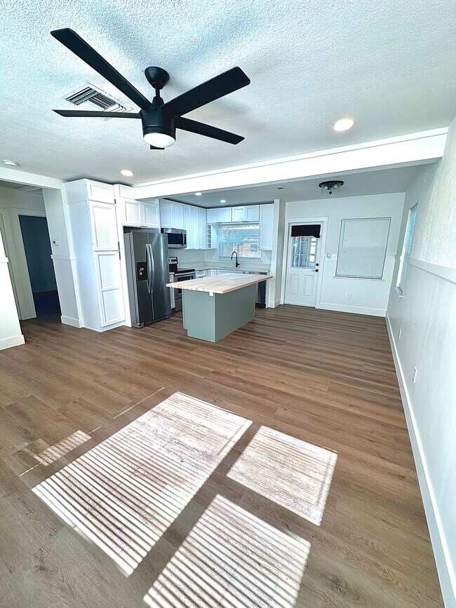 Building Photo - 1050 Nokomis St