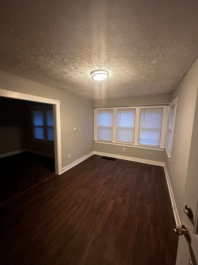 Building Photo - Charming updated 2bedroom home ready to lease