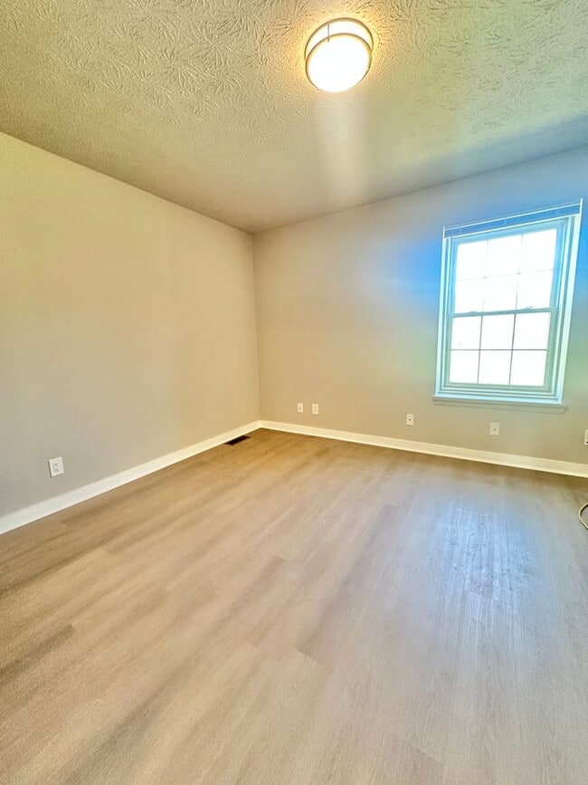 Building Photo - Apartment for Rent