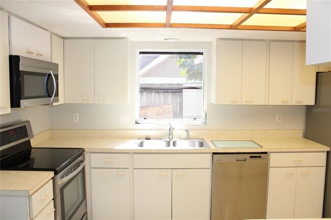 Building Photo - 3416 Avenida Madera