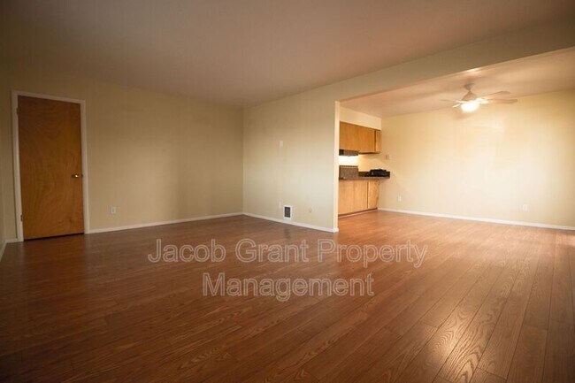 Foto del edificio - 220 N Fanning Ave
