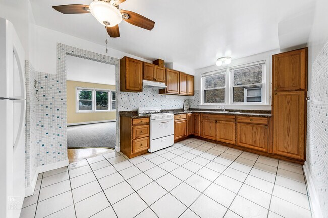 Building Photo - 2626 W Balmoral Ave