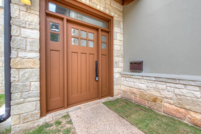 Foto del edificio - 605 Peacock Ln