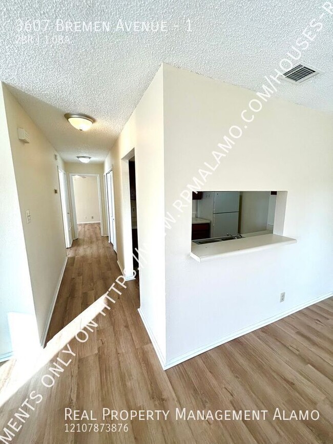 Foto del edificio - Available Now! DOWNSTAIRS 2 Bedroom / 1 Ba...