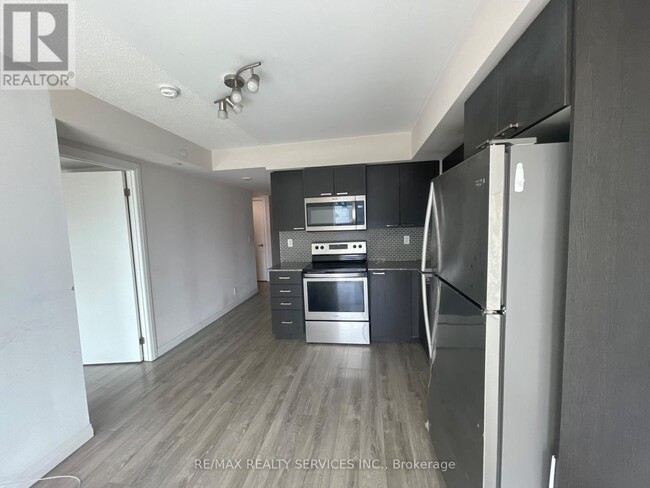Photo du bâtiment - 2152-2152 Lawrence Ave E