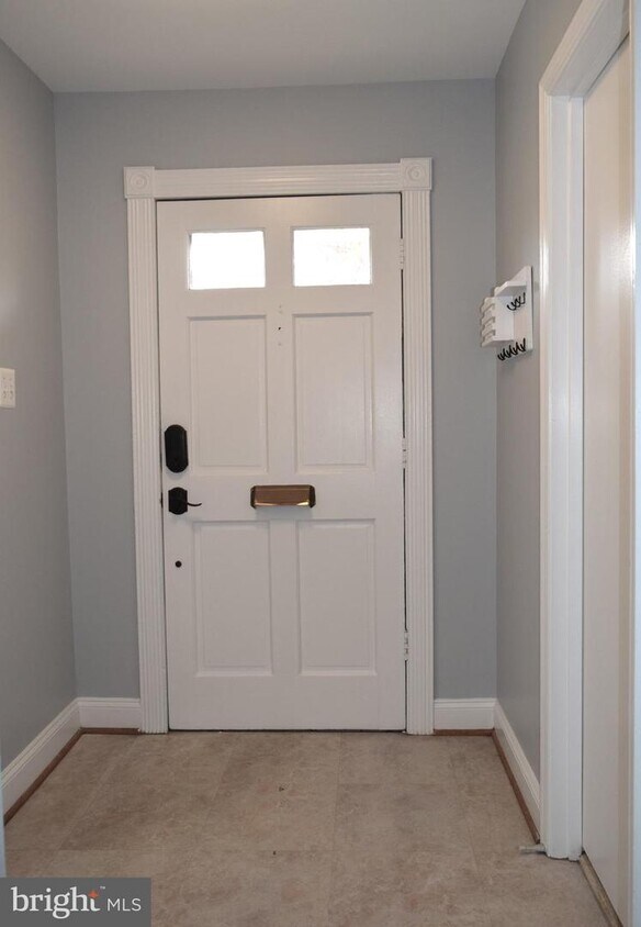 Foto principal - 8128 Larkin Ln