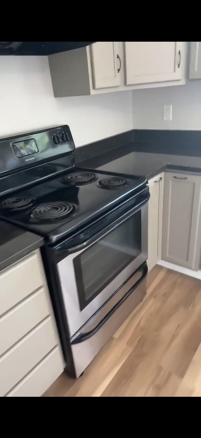 Kitchen appliances: Fridge and Stove - 3400 Burbank Rd