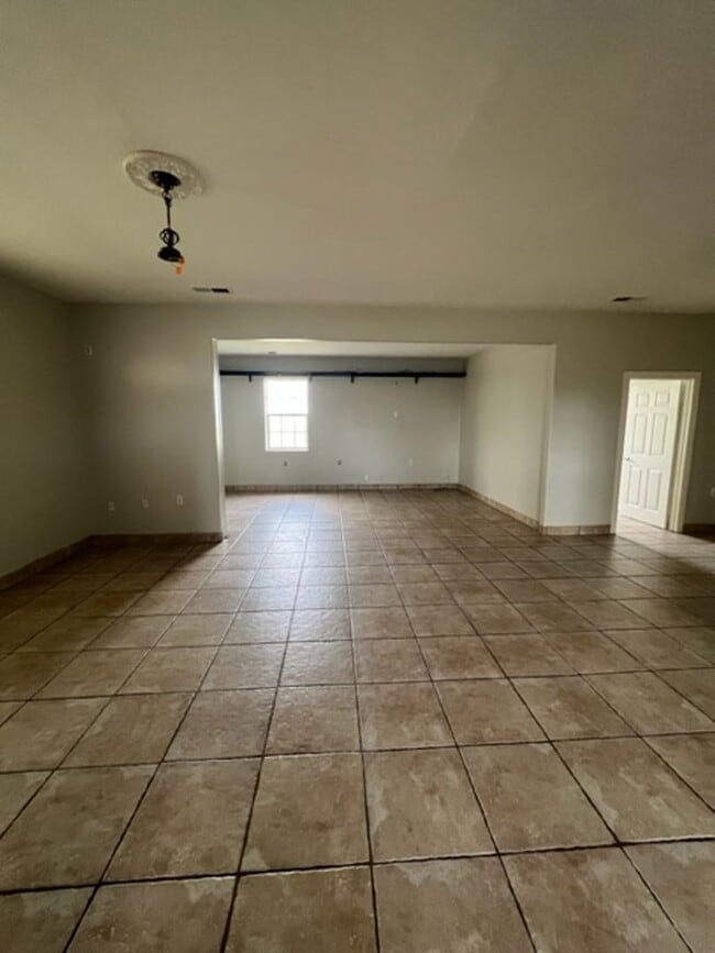 Foto del edificio - Farm house with room MOVE IN SPECIAL