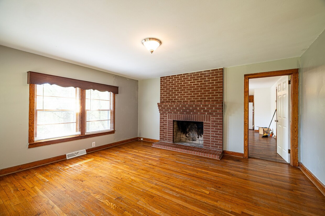 Primary Photo - Spacious House on Old Six Mile Rd. - Water...