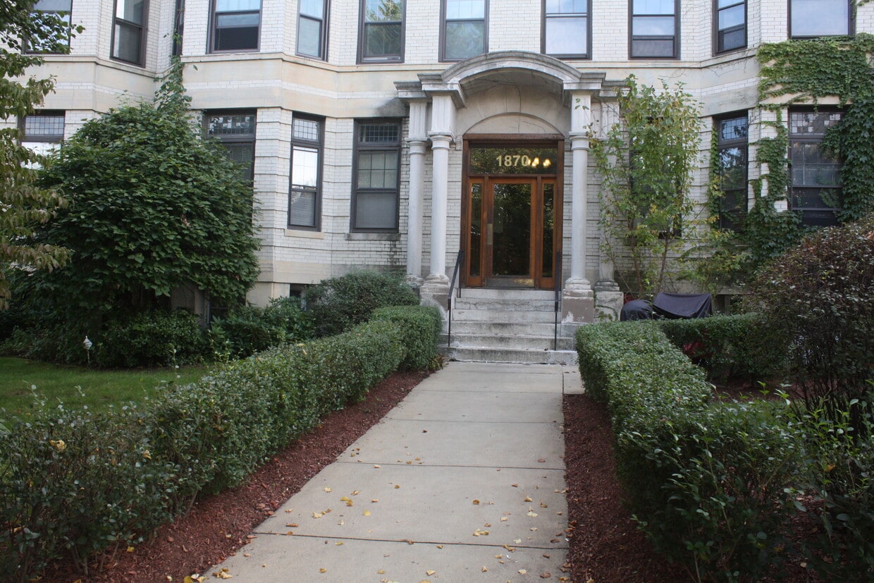 Entrada del edificio - 1870 Commonwealth Ave