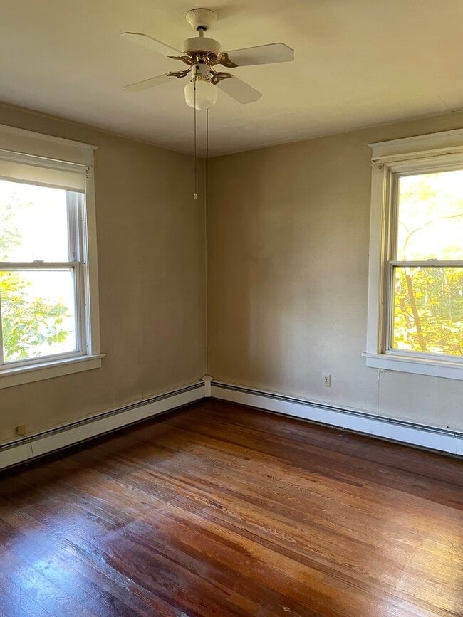 Foto del edificio - 107 E Main St