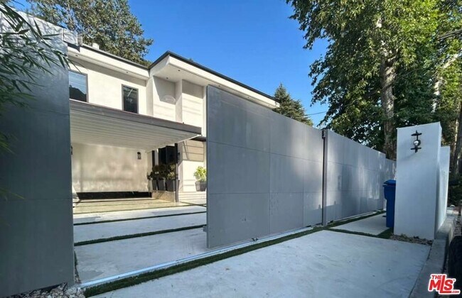 Foto del edificio - 1734 N Beverly Glen Blvd