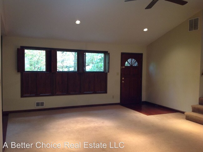 Building Photo - 1120 Pine Grove Pointe Dr