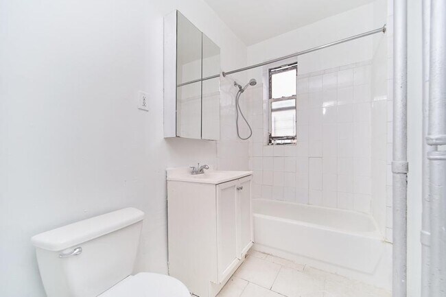 Building Photo - 3 bedroom in NEW YORK NY 10032
