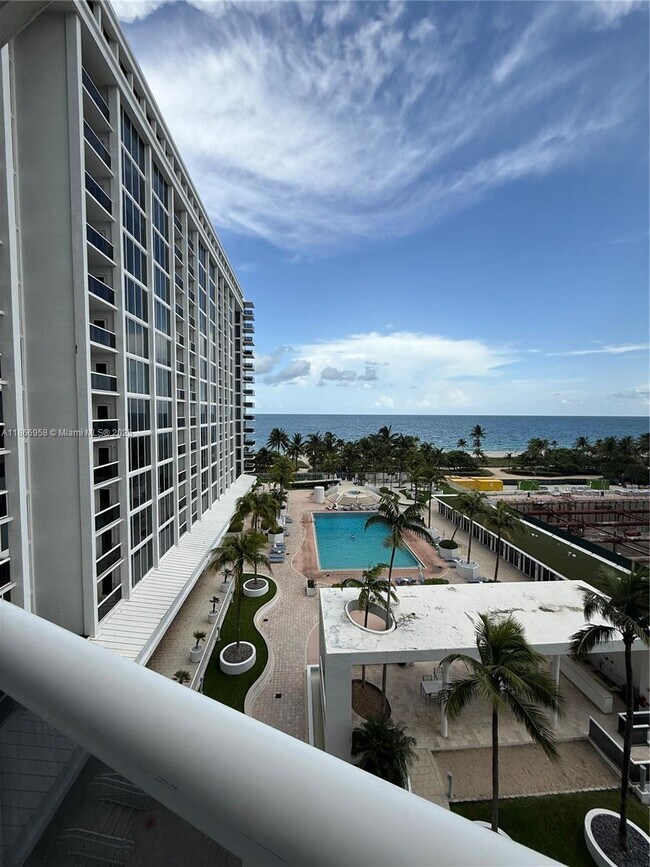 Foto del edificio - 10275 Collins Ave