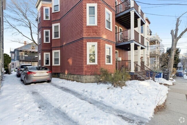 Building Photo - 27 Brackett St
