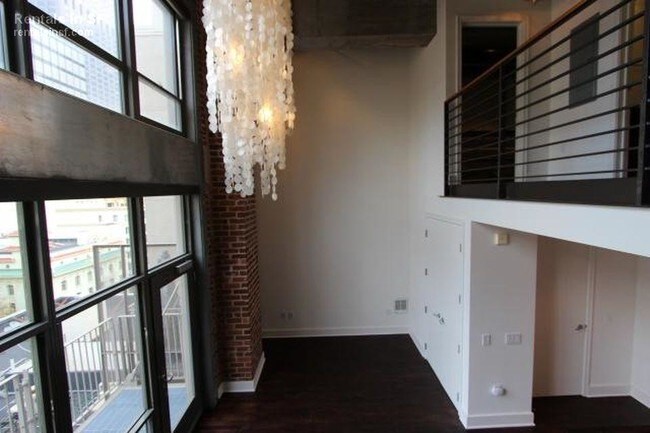 Building Photo - Top Floor Loft in sophisticated building.
