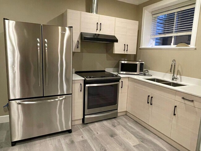 Building Photo - 3xx7-3162 162 St