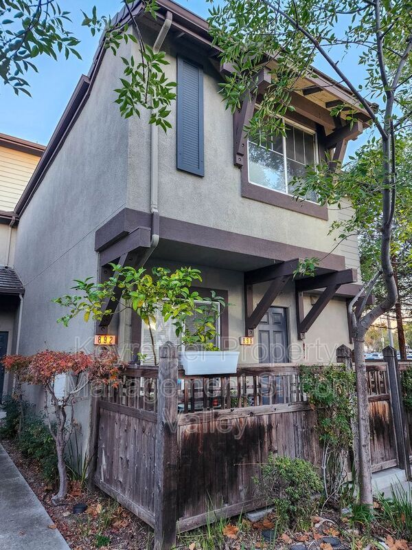 Building Photo - 896 Towne Dr
