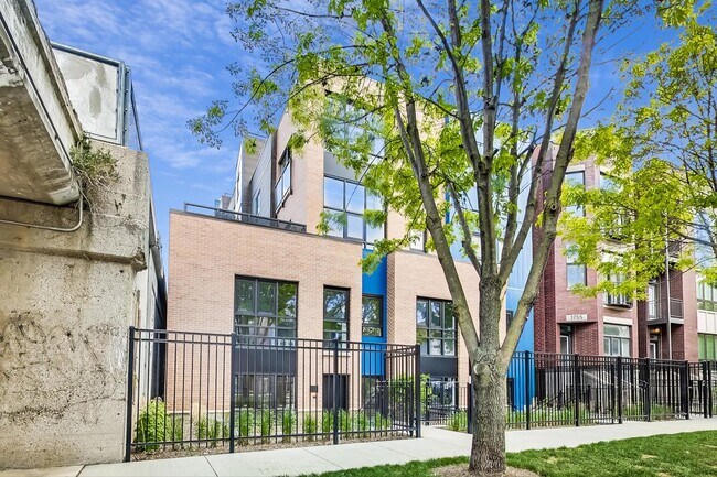 Foto del edificio - 1744 N Western Ave