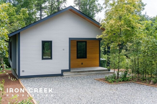 Building Photo - 11 Hilltopia Rd