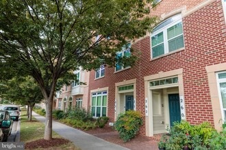 Building Photo - 256 Urban Avenue