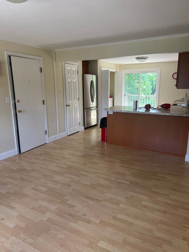 Building Photo - Great location in Kittery